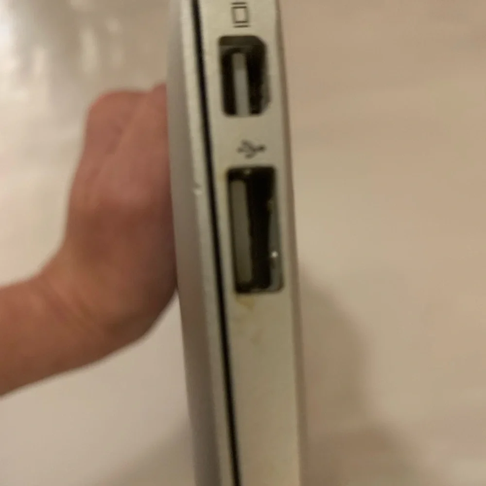 Apple MacBook Air MC505LL/A 1.40 GHz 2GB RAM 64GB SSD 11.6